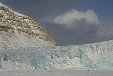 Tunabreen glacier edge