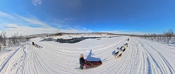 Dogsledding in fine weather towards Mollisjok