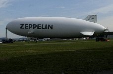 Zeppelin at refuelling mast