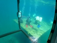 Diving lesson on underwater platform