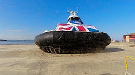Hovercraft leaving Ryde