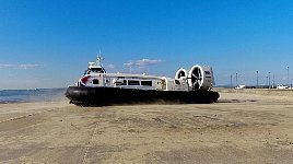 Hovercraft leaving Ryde
