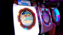 Maimai arcade cabinet