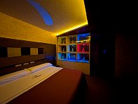 UV light in hotel room