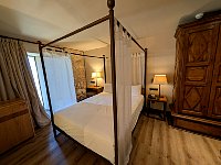 Alarcon hotel room