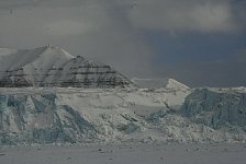 Tunabreen glacier edge