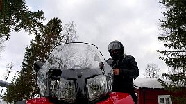 Snowmobile driving Oeverst-Jugtan