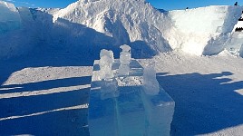 Exhibition table for of small ice art